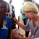 Kronprinsessen møter barn på helseklinikken (Foto: Lise Åserud, Scanpix)
